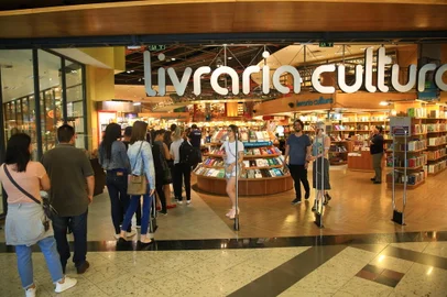 PORTO ALEGRE -RS-BR 07.11.2018Fila para pegar a senha de  autógrafos do ivro lançado para modelo Gisele Bündchen. A sessão de autógrafos vai ser na livraria Cultura, no Bourbon Shopping Country, no domingo a tarde, do dia 11 de novembro.FOTÓGRAFO: TADEU VILANI - AGÊNCIARBS Editoria Caderno DONNA<!-- NICAID(13819559) -->
