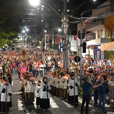 Com o tema Pelo olhar de Santo Antônio contemplamos a criação, a 147ª Festa em honra ao Padroeiro de Bento Gonçalves realizará a procissão luminosa, na próxima segunda-feira (10), às 19h.<!-- NICAID(15983286) -->