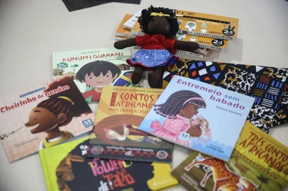 GUAÍBA, RS, BRASIL - 2023.06.06 - Com o objetivo de fomentar a leitura na infância e promover a representatividade, foi criado o projeto Nosso Cantinho da Leitura. Desde o dia 6 de junho, a iniciativa está distribuindo 1,9 mil exemplares de 50 títulos diferentes, com temáticas afro-brasileira e indígena para instituições públicas de educação infantil - ao menos 24 escolas gaúchas deverão ser atendidas. Os exemplares que serão distribuídos são de diversos autores como Sonia Rosa, Yaguarê Yamã, Heloisa Pires Lima, entre outros. (Foto: André Ávila/ Agência RBS)Indexador: Andre Avila<!-- NICAID(15449307) -->