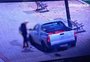 Homem furta celular e cartões de dentro de carro parado com vidros abertos em São Leopoldo; veja vídeo