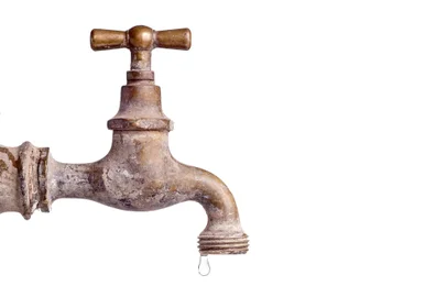 Old and used Vintage faucet with water dropFalta de água; torneira. Foto: esben468635  / stock.adobe.comFonte: 85571557<!-- NICAID(15484357) -->