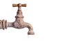 Old and used Vintage faucet with water dropFalta de água; torneira. Foto: esben468635  / stock.adobe.comFonte: 85571557<!-- NICAID(15484357) -->