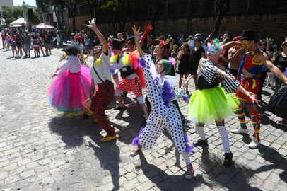 Carnival Parade - Cia Municipal de Dança <!-- NICAID(14901673) -->