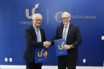 Padre Sérgio Mariucci, reitor da Unisinos (E) e Márcio Pizzato, presidente do Conselho de Administração da Unimed (D).<!-- NICAID(16381587) -->