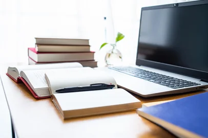 Laptop and book study materials on the deskIndexador: ZhouLiFonte: 368438170<!-- NICAID(15702538) -->