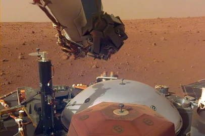 In this image obtained from NASA, InSight's robotic-arm mounted Instrument Deployment Camera shows the instruments on the spacecraft's deck, with the Martian surface of Elysium Planitia in the background. The color-calibrated picture was acquired on December 4, 2018 - Humans can now hear the haunting, low rumble of wind on Mars for the first time, after NASA's InSight lander captured vibrations from the breeze on the Red Planet, the US space agency said on December 7, 2018.The strong gusts of wind, blowing between 10 to 15 mph (five to seven meters a second), were captured as they moved over the solar panels on InSight, an unmanned lander that touched down on Earth's dusty, desolate neighbor November 26. (Photo by HO / NASA/JPL-CALTECH / AFP) / RESTRICTED TO EDITORIAL USE - MANDATORY CREDIT "AFP PHOTO / NASA/JPL-Caltech" - NO MARKETING NO ADVERTISING CAMPAIGNS - DISTRIBUTED AS A SERVICE TO CLIENTSEditoria: SCIIndexador: HOSecao: space programmeFonte: NASA/JPL-CALTECHFotógrafo: Handout<!-- NICAID(15093073) -->