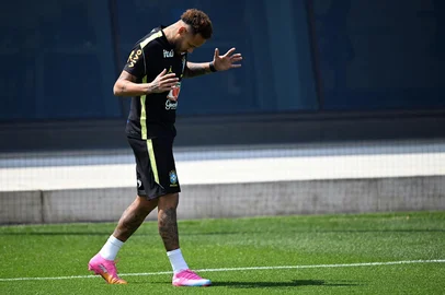 Brazil's forward #10 Neymar (C) takes part in a training session ahead of Brazil's 2026 World Cup football tournament Group C football match against Haiti in Morris Township on June 17, 2026.  (Photo by MAURO PIMENTEL / AFP)<!-- NICAID(16308722) -->