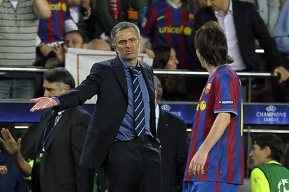 98181175Inter Milan's Portuguese coach Jose Mourinho (L) reacts in front of Barcelona's Argentinian forward Lionel Messi (R) during the UEFA Champions League semi-final second leg football match Barcelona vs Inter Milan on April 28, 2010 at the Camp Nou stadium in Barcelona. AFP PHOTO / Filippo MONTEFORTE (Photo by JOSEP LAGO / AFP)Editoria: SPOLocal: BarcelonaIndexador: JOSEP LAGOSecao: soccerFonte: AFP<!-- NICAID(16025785) -->