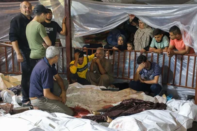 EDITORS NOTE: Graphic content / Relatives mourn over the bodies of Palestinians killed in Israeli airstrikes on the Ahli Arab hospital in central Gaza after they were transported to Al-Shifa hopsital, on October 17, 2023. Israeli air strikes on a Gaza hospital compound on October 17 killed at least 200 people, the health ministry in the Hamas-run Palestinian territory said, while an Israeli military spokesman would not immediately confirm its forces bombed the hospital. (Photo by Dawood NEMER / AFP)Editoria: WARLocal: Gaza CityIndexador: DAWOOD NEMERSecao: hospital and clinicFonte: AFPFotógrafo: STR<!-- NICAID(15571334) -->
