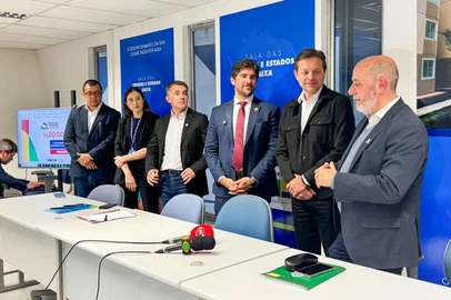 A Prefeitura de Porto Alegre, por meio do Departamento Municipal de Habitação (Demhab), assinou nesta quinta-feira, 7, a autorização para o início das obras do Residencial Intendente Azevedo – São Miguel, localizado na região da Glória. O empreendimento contará com 212 unidades habitacionais, financiadas com recursos do Fundo de Arrendamento Residencial (FAR), do governo federal.<!-- NICAID(16096907) -->