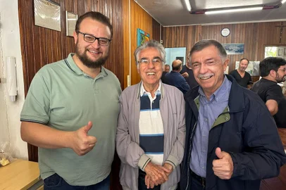 Ex-secretário do Meio Ambiente e nome para vice na chapa do prefeito Adiló Didomenico, mais o ex-vice-prefeito, ex-vereador e ex-deputado estadual Francisco Spiandorello e o prefeito Adiló Didomenico.<!-- NICAID(15727995) -->