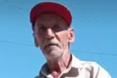 Morreu na manhã desta quinta-feira (11/09/2025) o entregador de lenha Américo Sampaio de Souza, 63 anos, que estava em coma induzido na UTI do Hospital de Pronto Socorro de Porto Alegre (HPS), depois de ter sido atacado por quatro pitbulls, no sábado (6/09/2025), em Minas do Leão. <!-- NICAID(16122174) -->