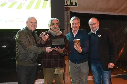 A emoção deu o tom no ato em que a Secretaria de Desenvolvimento Rural homenageou na noite de quarta-feira 25 pessoas que contribuíram para a popularização da agricultura familiar na Expointer.O ex-governador Olívio Dutra, responsável por levar a agricultura familiar à Expointer, foi homenageado ao lado de produtores, do seu secretário da Agricultura, José Hermetto Hoffmann, de dirigentes de entidades e de jornalistas.<!-- NICAID(15853854) -->