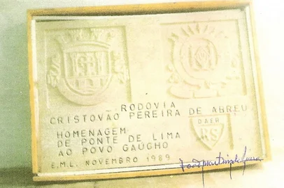 Empresário português João Martins de Lima, 96 anos, espera há mais de 30 anos a instalação de uma placa de granito em homenagem à amizade entre portugueses e brasileiros. A placa foi trazida de Portugal, no final da década de 1980, e está até hoje num depósito do Daer de Osório. Fotos da casa do empresário, em Porto Alegre, onde ele mantém um pequeno mural com tudo relacionado à história da placa.<!-- NICAID(15075955) -->