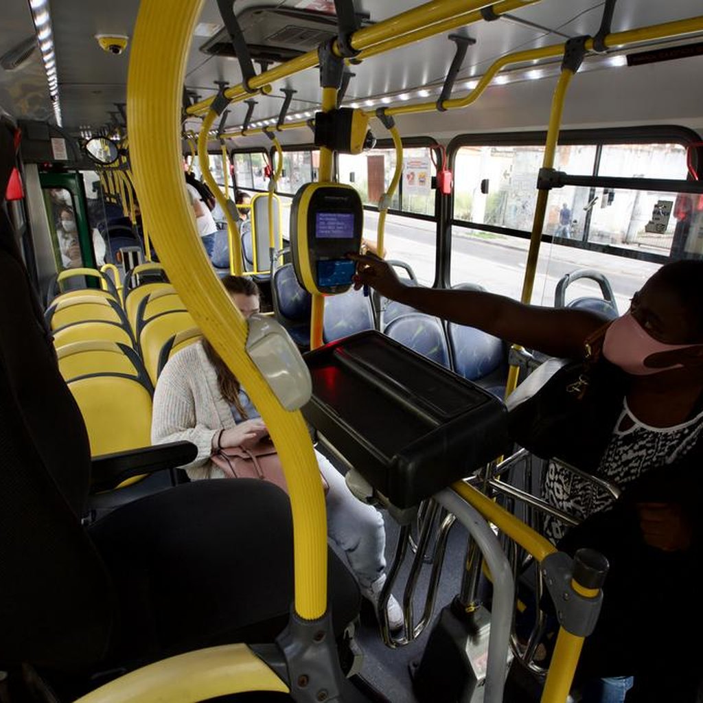 Novas linhas de ônibus começam a circular sem cobrador em Porto Alegre, Rio Grande do Sul