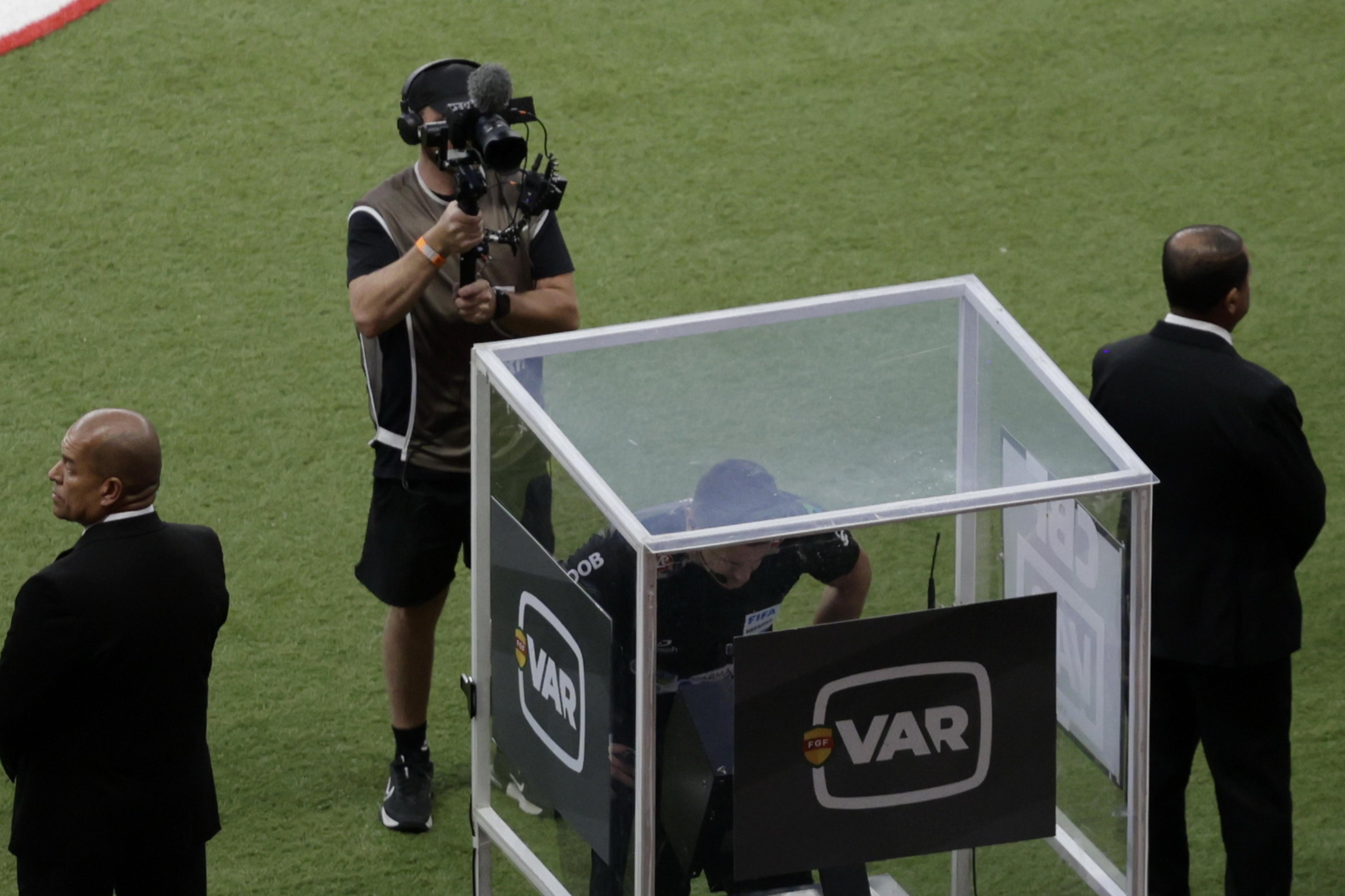 A mudan&ccedil;a de postura do VAR que alterou o rumo da final, mas que n&atilde;o esconde os problemas do Inter