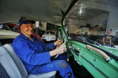 **EM BAIXA** LAJEADO, RS, BRASIL - 21.10.2021 - Ernesto Eckhardt tem 75 anos de idade. Começou a consertar Fuscas quando tinha 15. Hoje mantém uma oficina exclusiva de conserto desses veículos. Tem ainda uma coleção particular, de 10 Fuscas. O filho, Felipe Eckhardt, trabalha com ele na oficina, “mas o velho sabe o problema do Fusca só de ouvir”, afirma. (Foto: Lauro Alves/Agencia RBS)<!-- NICAID(14920910) -->