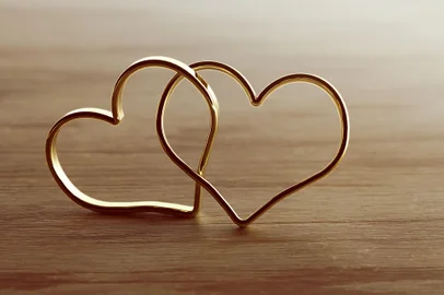 HerzfÃÂ¶rmige Ringe auf Holztisch<!-- NICAID(15707063) -->