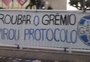 Torcida protesta na sede da CBF após derrota para o Bragantino: "Roubar o Grêmio virou protocolo"