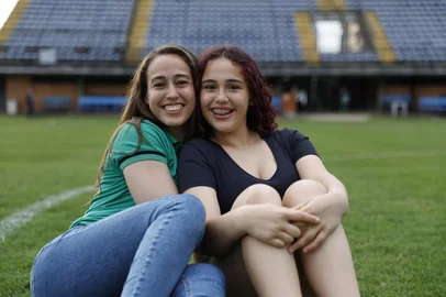 Eldorado do Sul, RS, Brasil - Atletas do futebol feminino que também são mães enfrentam uma dupla jornada: conciliam treinos, jogos e viagens com a maternidade. Entre desafios físicos, emocionais e estruturais, elas seguem em campo reafirmando que talento e dedicação não têm gênero, nem pausa. Na imagem Carla Cruz, jogadora do Juventude, com sua filha.Indexador: jeff botega<!-- NICAID(16144861) -->