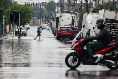 PORTO ALEGRE, RS, BRASIL, 21-07-2026: Alto volume de chuva no RS. Na zona norte da capital equipes do DMAE trabalham limpando bueiros. Fotos: Duda Fortes/Agencia RBS<!-- NICAID(16331053) -->