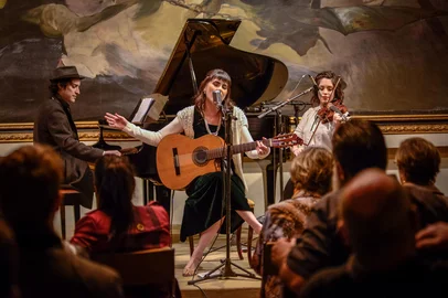 2025 é um ano de celebrações na vida da cantora e compositora Luana Pacheco: a artista comemora 20 anos de carreira, além de 15 anos conectada com a cultura francesa, após ter vencido a terceira edição do Festival da Canção Aliança Francesa. Coincidentemente, Édith Piaf, um dos maiores nomes da música na França, completaria 110 anos de nascimento. Para marcar as datas na Serra Gaúcha, Luana promove o espetáculo "ESPECIAL CANÇÃO FRANCESA" no Teatro Municipal Pedro Parenti, na quinta-feira 22 de maio, às 20h.<!-- NICAID(16040667) -->