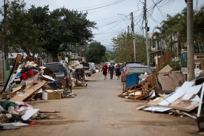 GUAÍBA, RS, BRASIL, 20.05.2024: Entulho com móveis, lixo, madeira e parte do que restou de casas.Avenida Lupicinio Rodrigues e Rua Franscislau Fontoura no Bairro Cohab Santa Rita. Fotos: Duda Fortes / Agência RBS<!-- NICAID(15768561) -->