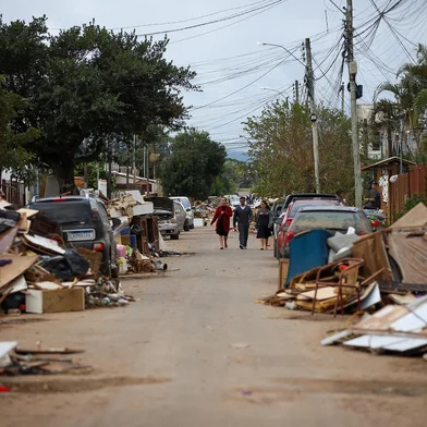 GUAÍBA, RS, BRASIL, 20.05.2024: Entulho com móveis, lixo, madeira e parte do que restou de casas.Avenida Lupicinio Rodrigues e Rua Franscislau Fontoura no Bairro Cohab Santa Rita. Fotos: Duda Fortes / Agência RBS<!-- NICAID(15768561) -->