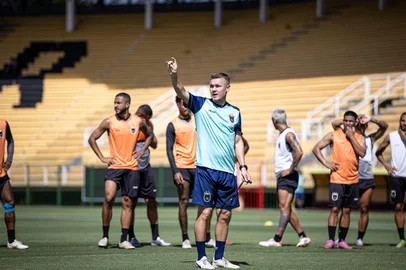 Volta Redonda, adversário do Caxias na Série C, tem  William De Mattia, campeão estadual com o Sergipe em 2026, como treinador. <!-- NICAID(16267333) -->