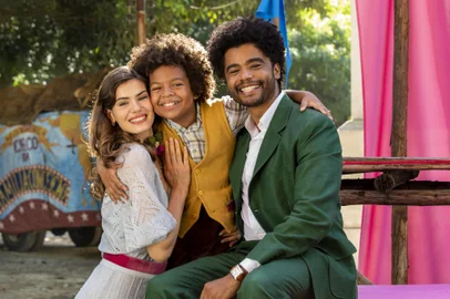 Marê (Camila Queiroz), Orlando (Diogo Almeida) e Marcelino (Levi Asaf), amor perfeito<!-- NICAID(15402745) -->