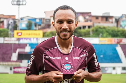 Apresentação de Marcelo Freitas, novo volante do Caxias para 2026<!-- NICAID(16241363) -->