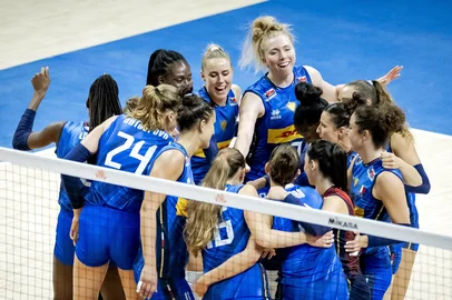 Italy team players react after their match against the Netherlands during the volleyball Nations League match Netherlands and Italy in Omnisport, Apeldoorn on July 13, 2025. (Photo by Robin van Lonkhuijsen / ANP / AFP) / Netherlands OUT<!-- NICAID(16086176) -->