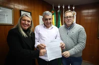 Débora Rios Garcia, Sebastião Melo e Luciano Hocsman em reunião para tratar da possibilidade de Porto Alegre receber jogos do Mundial de Clubes de 2029.<!-- NICAID(16082938) -->