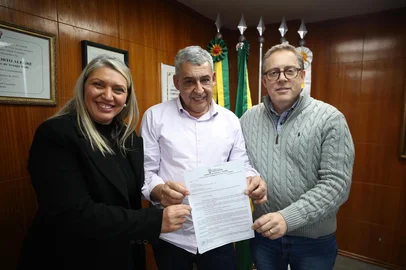 Débora Rios Garcia, Sebastião Melo e Luciano Hocsman em reunião para tratar da possibilidade de Porto Alegre receber jogos do Mundial de Clubes de 2029.<!-- NICAID(16082938) -->