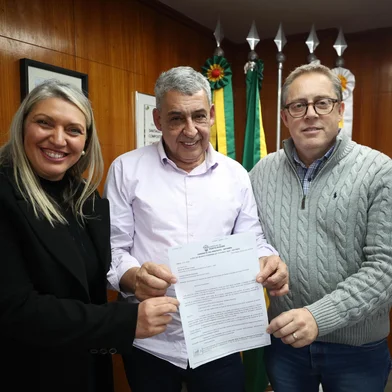Débora Rios Garcia, Sebastião Melo e Luciano Hocsman em reunião para tratar da possibilidade de Porto Alegre receber jogos do Mundial de Clubes de 2029.<!-- NICAID(16082938) -->