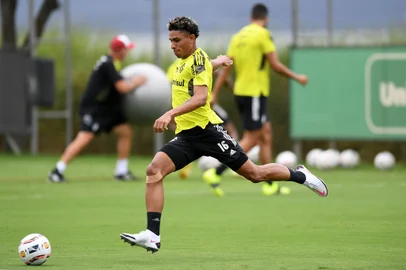 Paulo Victor, lateral do Inter, em treino <!-- NICAID(15044318) -->