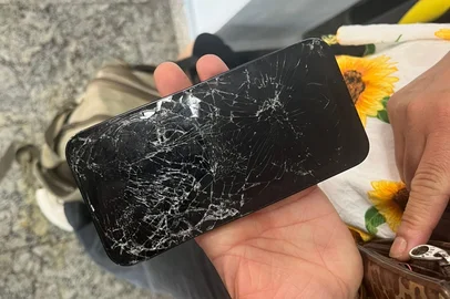 Ao menos cinco pessoas ficaram feridas em um acidente de trânsito envolvendo motos e dois carros, na madrugada desta quarta-feira (6) na BR-116, em Canoas. Um dos feridos, Pedro Henrique Vargas Muzzo, 21, foi atingido por um Geely EX2 enquanto prestava socorro a amigo motociclista que estava caído na rodovia. A mãe do jovem, Daiane Vargas, mostra o celular do filho, que falava com ela no momento do atropelamento <!-- NICAID(16279710) -->