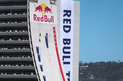 PORTO ALEGRE, RS, BRASIL, 25-09-2025: Sandro Dias inicia descidas oficiais do SÉTIMO nível da rampa montada pela Red Bull no CAFF. Descida do drop mais alto a 70 metros. Foto Jonathan Heckler/Agência RBS<!-- NICAID(16132637) -->