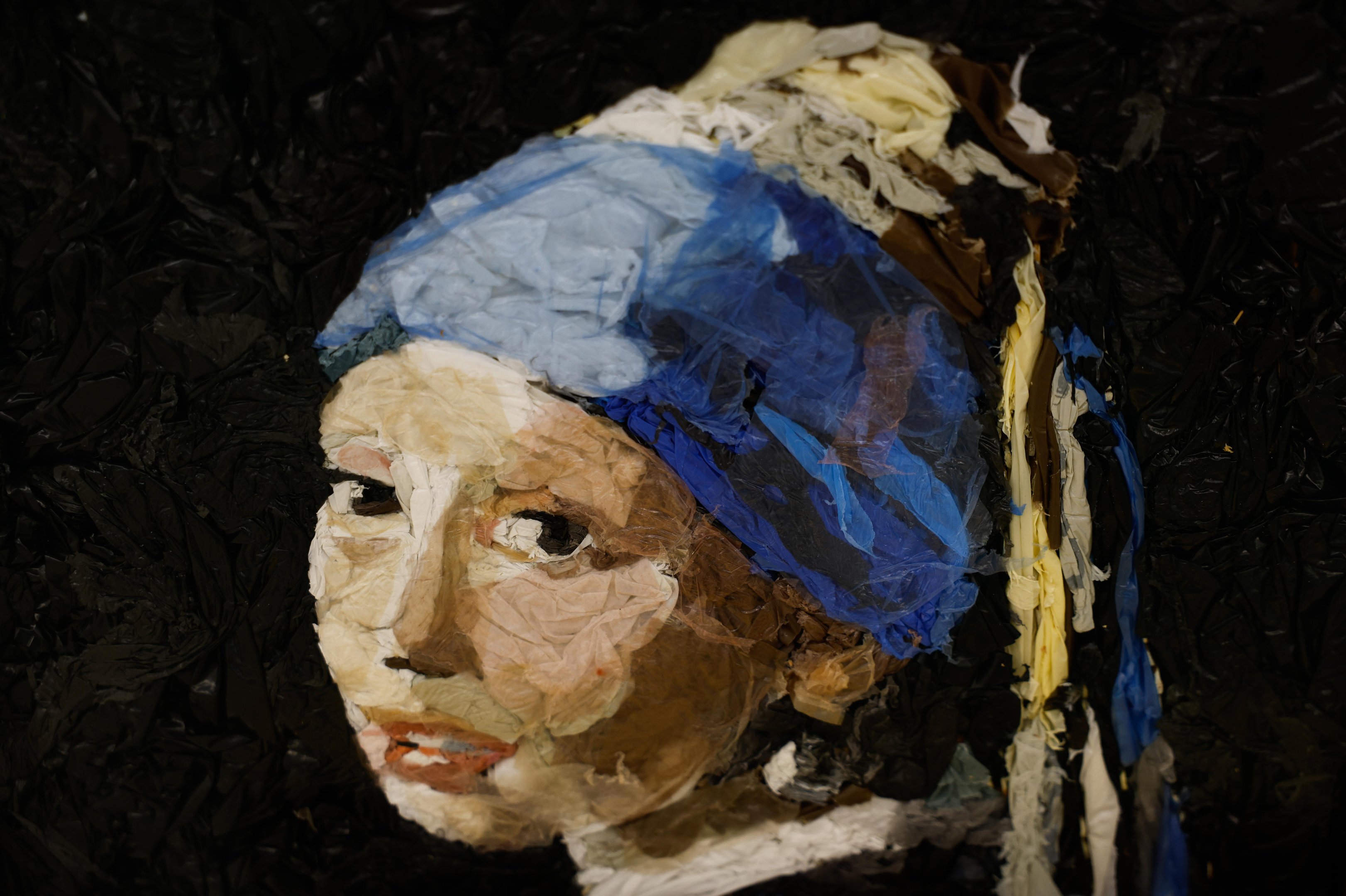 Cl&aacute;ssicos da pintura mundial recriados com sacolas pl&aacute;sticas: o que ver na nova exposi&ccedil;&atilde;o do MACRS