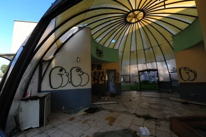 ExhibitionCAXIAS DO SUL, RS, BRASIL, 05/08/2022. Antigo módulo da BM no bairro Cruzeiro está abandonado e vandalizado. Estrutura foi cedida a prefeitura a associação dos moradores do bairro, que cessou atividades no local durante a pandemia. Sem uso, ladrões quebraram vidros e furtaram móveis, portas e fechaduras. (Porthus Junior/Agência RBS)Indexador: {Enter your name here}Fonte: {your name} / {your agency name}Fotógrafo: Agency photographer<!-- NICAID(15168114) -->