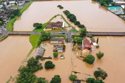 Muro de contenção do Rio do Sinos em São Leopoldo<!-- NICAID(15753941) -->
