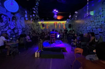 O Ponto Coletivo reformulou completamente sua sala de shows, que agora conta com palco 360°, propondo uma experiência mais imersiva e próxima entre artistas e público, reforçando o caráter democrático e experimental do espaço.Além disso, o local passa a abrigar uma grande novidade: a Sala de Artes.O espaço funciona de forma híbrida, reunindo galeria de exposições e ateliê aberto, disponível para qualquer pessoa que queira experimentar a arte, seja artista profissional, iniciante ou apenas alguém curioso pelo processo criativo. A proposta é tirar a arte do lugar distante e torná-la acessível, viva e compartilhada.<!-- NICAID(16209659) -->