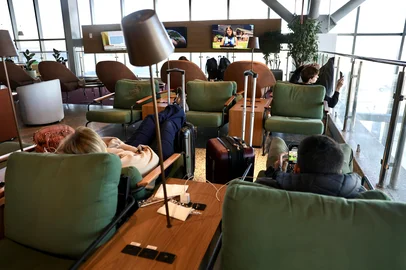 PORTO ALEGRE, RS, BRASIL, 04-07-2025: A sala VIP Ambaar Club Doméstica, uma das três em funcionamento no Aeroporto Salgado Filho, oferece conforto e serviços exclusivos a passageiros que buscam um refúgio antes do embarque. Voltada a clientes de programas de fidelidade, cartões premium e viajantes frequentes, a estrutura conta com alimentação, espaço para trabalho e descanso. Foto: Jefferson Botega/Agência RBSIndexador: jeff botega<!-- NICAID(16074415) -->
