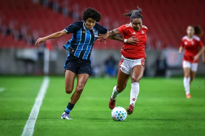 RS - FUTEBOL/COPA DO BRASIL FEMININA 2026/GREMIO X INTERNACIONAL - ESPORTES - Lance da partida entre Gremio e Internacional disputada na noite desta quarta-feira no EstÃ¡dio Beira-Rio, em Porto Alegre, valida pelo Copa do Brasil Feminina 2026. FOTO: LUCAS UEBEL/GREMIO FBPA<!-- NICAID(16294790) -->