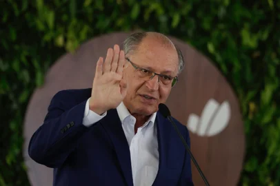 Guaiba, RS, Brasil, 02-12-2024: Cerimônia de entrega oficial do BioCMPC, com a presença do vice-presidente da República, Geraldo Alckmin, do governador do Rio Grande do Sul, Eduardo Leite, do presidente do Conselho das Empresas CMPC, Luis Felipe Gazitúa, do CEO do Grupo, Francisco Ruiz-Tagle, e do diretor-geral de Celulose da CMPC no Brasil, Antonio Lacerda. Durante a atividade, também ocorre o ato simbólico de desligamento da caldeira à carvão. Foto: Mateus Bruxel / Agência RBSIndexador: MATEUS BRUXEL<!-- NICAID(15926745) -->