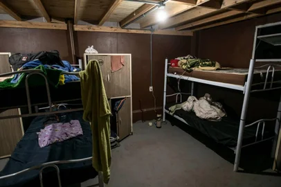 Alojamento é parcialmente interditado em Bento GonçalvesAuditores verificaram lotação acima do permitido em quartos, além de abrigos sem ventilação. Prefeitura informou ainda que o espaço era apresentado como depósito aos fiscais <!-- NICAID(15673602) -->