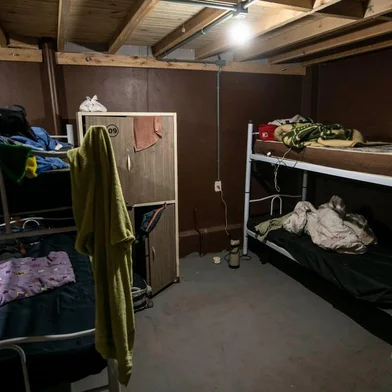 Alojamento é parcialmente interditado em Bento GonçalvesAuditores verificaram lotação acima do permitido em quartos, além de abrigos sem ventilação. Prefeitura informou ainda que o espaço era apresentado como depósito aos fiscais <!-- NICAID(15673602) -->