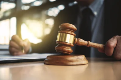 Real Estate concept  judge gavel / lawyer with auction hammer.Fonte: 247115415<!-- NICAID(16228823) -->