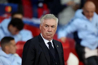 Real Madrid's Italian coach Carlo Ancelotti looks on ahead of the UEFA Champions League football match between Lille LOSC and Real Madrid at the Pierre Mauroy Stadium in Villeneuve-d'Ascq, northern France, on October 2, 2024. (Photo by FRANCK FIFE / AFP)Editoria: SPOLocal: Villeneuve-d'AscqIndexador: FRANCK FIFESecao: soccerFonte: AFPFotógrafo: STF<!-- NICAID(15901055) -->
