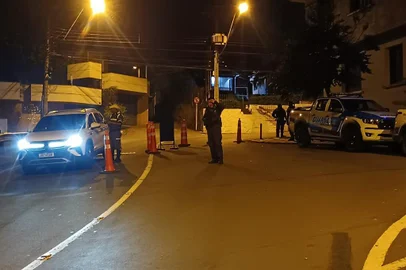 Motorista embriagado tentar fugir de blitz em Caxias do Sul <!-- NICAID(15843373) -->